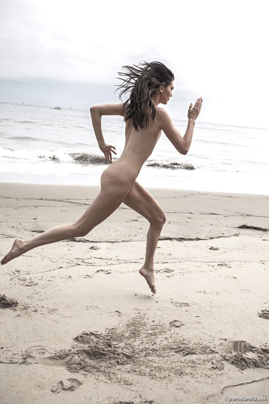 Kylie Jenner nua em fotos exclusivas - Foto 215473