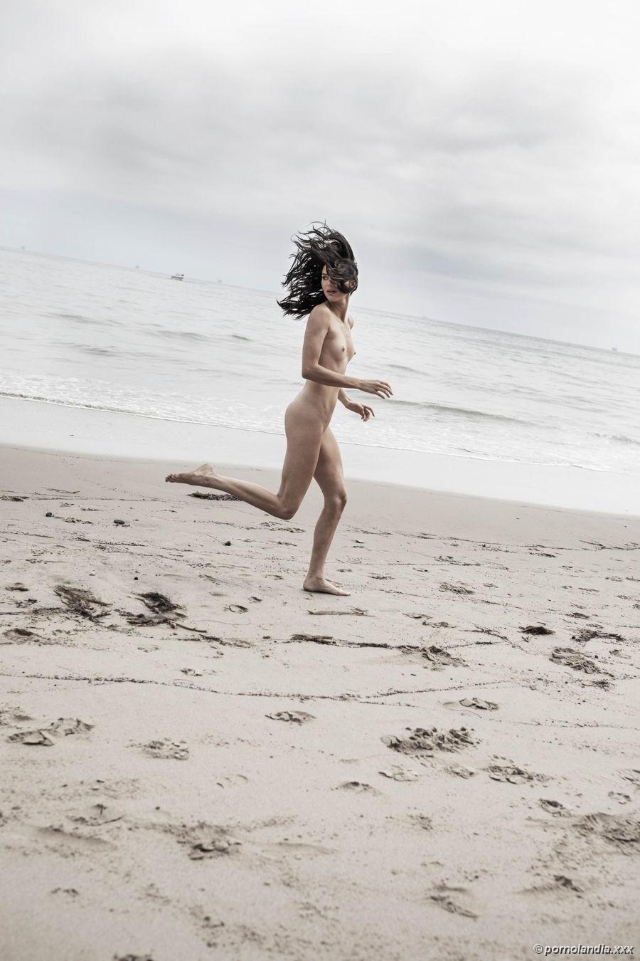 Kylie Jenner nua em fotos exclusivas - Foto 215474